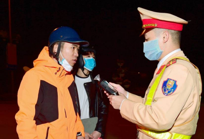 Lực lượng công an tỉnh Tuyên Quang kiểm tra nồng độ cồn của người tham gia giao thông. Ảnh: TL.