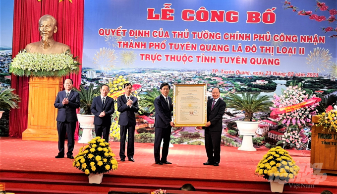 Thủ tướng Nguyễn Xuân Phúc trao Quyết định công nhận thành phố Tuyên Quang đạt đô thị loại II. Ảnh: Đào Thanh.