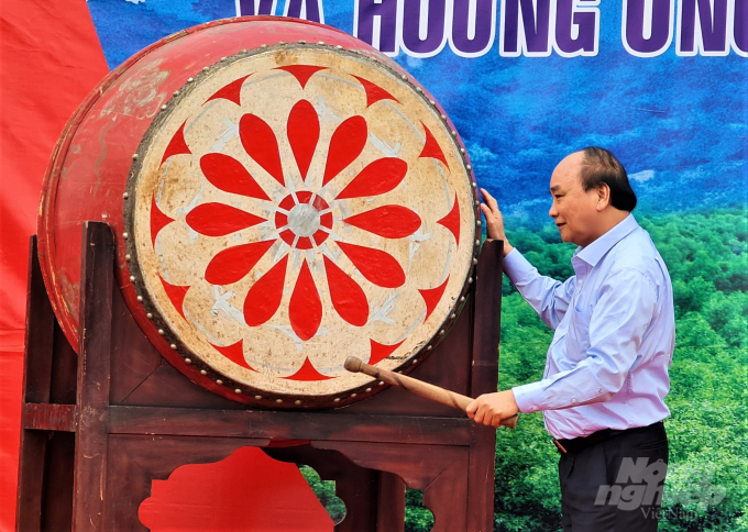 Thủ tướng đánh trống phát động Tết trồng cây tại tỉnh Tuyên Quang. Ảnh: Đào Thanh.