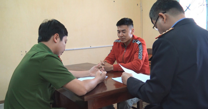 Cơ quan cảnh sát điều tra Công an tỉnh Tuyên Quang làm việc với các đối tượng liên quan đến đường dây đánh bạc qua mạng. Ảnh: TL.