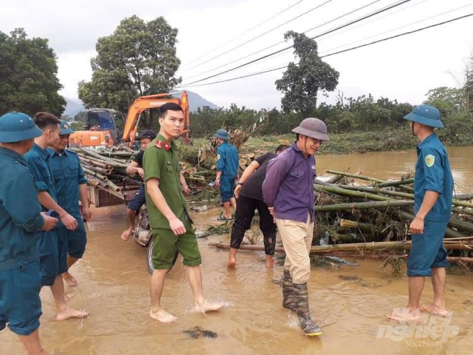 Lực lượng xung kích tại các địa phương của tỉnh Thái Nguyên thực hiện khắc phục thiệt hại do mưa lũ. Ảnh: Đồng Văn Thưởng.