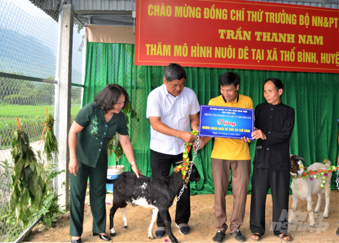 Thứ trưởng Trần Thanh Nam tặng dê đực giống cho nhóm chăn nuôi dê hữu cơ tại xã Thổ Bình, huyện Lâm Bình. Ảnh: Đào Thanh.