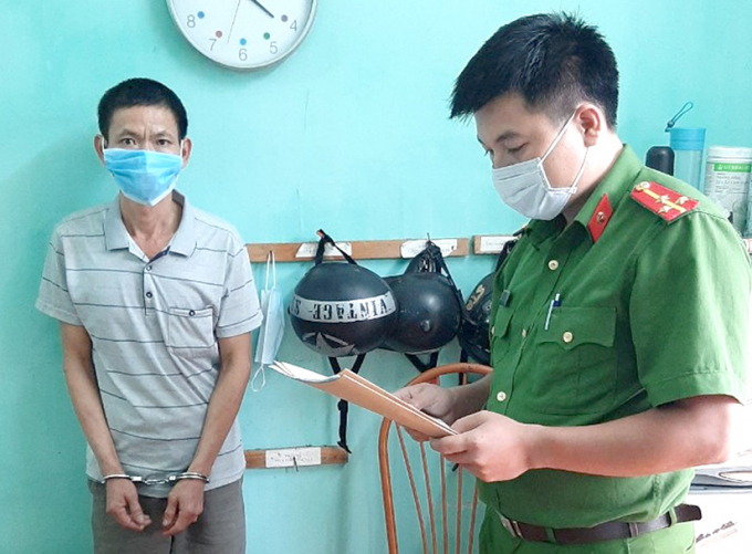 Cơ quan CSĐT Công an tỉnh Tuyên Quang đọc lệnh bắt bị can tạm giam đối với Lương Văn Khai. Ảnh: Báo Tuyên Quang.