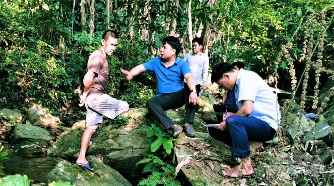 Để tìm được nguồn nước ổn định, nhiều khi cán bộ của Trung tâm nước sạch tỉnh Tuyên Quang phải đi rừng mất cả ngày đường. Ảnh: Đình Tâm.