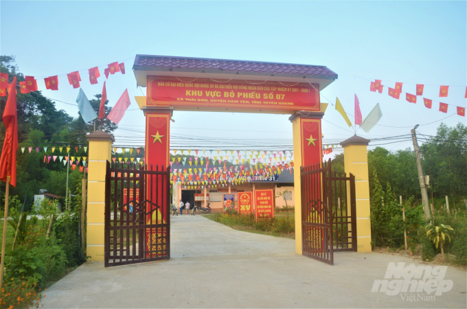 Một khu vực bỏ phiếu của vùng nông thôn ở tỉnh Tuyên Quang được trang trí rực rỡ.