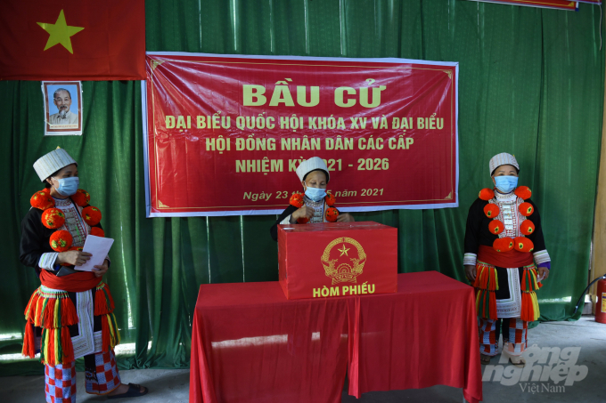 Cử tri dân tộc Dao đỏ ở huyện vùng cao Na Hang tham gia bầu cử.