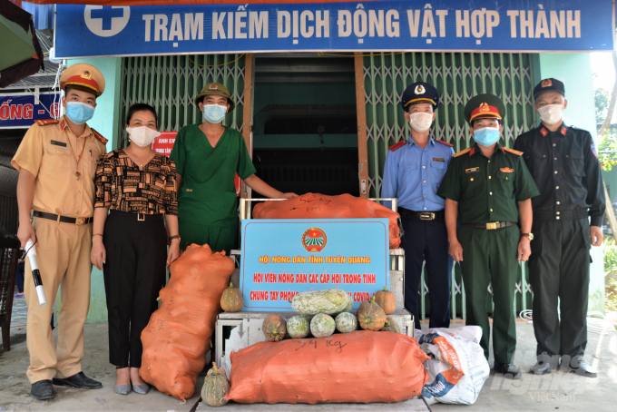 Nông sản của xã Yên Nguyên, huyện Chiêm Hóa được Hội nông dân tỉnh Tuyên Quang hỗ trợ tiêu thụ và tặng cho các chốt kiểm dịch Covid-19 tại xã Hợp Thành, huyện Sơn Dương. Ảnh: Đào Thanh.