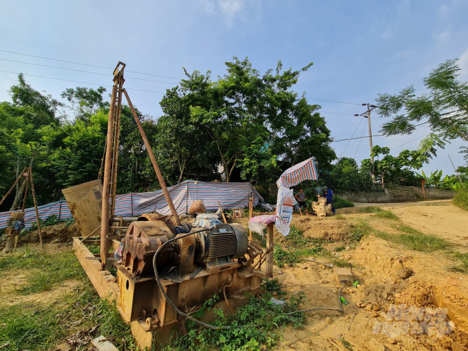 Việc giải quyết không dứt điểm khiến tiến độ thi công cây cầu dân sinh tại thôn Vông Vàng 2 đang chậm tiến độ nghiêm trọng. Ảnh: Đào Thanh.