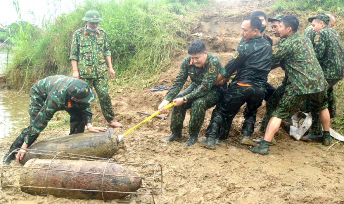 Lực lượng chức năng tỉnh Tuyên Quang tiến hành trục vớt và tiêu hủy 4 quả bom xích. Ảnh: TL.