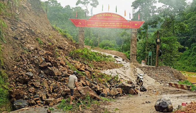Mưa lớn gây sạt lở tại nhiều tuyến đường tại huyện Xín Mần, tỉnh Hà Giang. Ảnh: Cao Cường.
