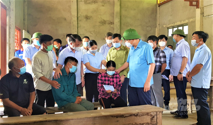 Lãnh đạo Ban Chỉ đạo Trung ương về Phòng chống thiên tai và lãnh đạo tỉnh Tuyên Quang thăm hỏi, tặng quà gia đình có 3 cháu nhỏ thiệt mạng. Ảnh: Thanh Nhàn.