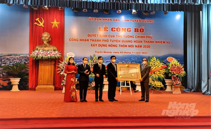Lãnh đạo tỉnh Tuyên Quang trao Quyết định của Thủ tướng Chính phủ công nhận thành phố Tuyên Quang hoàn thành nhiệm vụ xây dựng nông thôn mới. Ảnh: Đào Thanh.