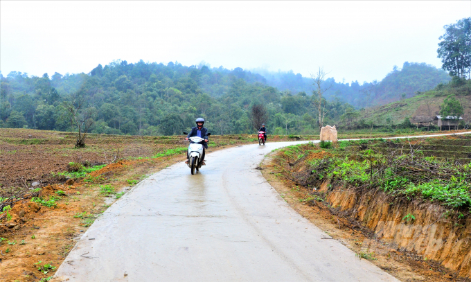 Nhiều bản làng ở vùng cao của tỉnh Tuyên Quang cũng đã có đường bê tông kiên cố. Ảnh: Đồng Thưởng.