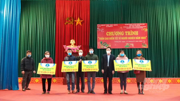 Lãnh đạo Sở NN & PTNT tỉnh Thái Nguyên trao quà Tết vì người nghèo tại xã Tràng Xá, huyện Võ Nhai. Ảnh: Đồng Văn Thưởng.
