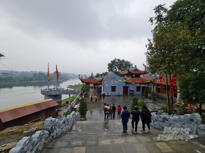 Những ngày đầu xuân, dù trời mưa nhưng các đền chùa ở Tuyên Quang vẫn đón rất đông du khách về dâng hương.