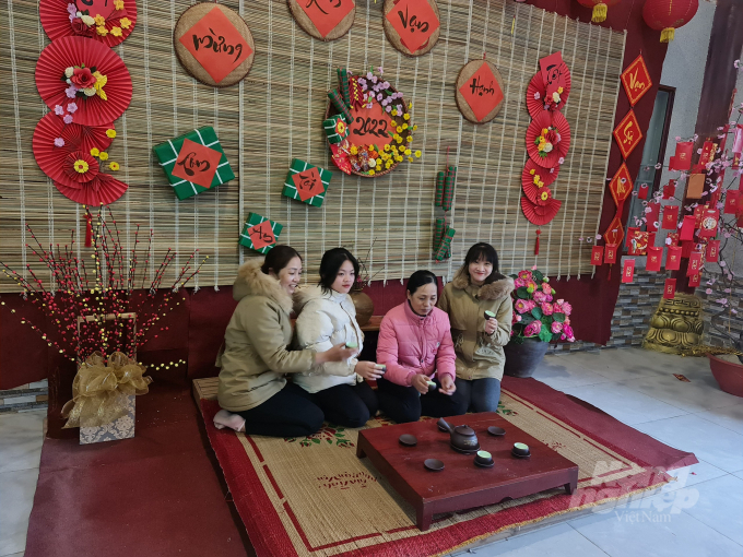 Nhiều đền, chùa ở Tuyên Quang chủ động bài trí không gian Tết đẹp tại các điểm nghỉ để du khách nghỉ chân, chụp hình lưu niệm.