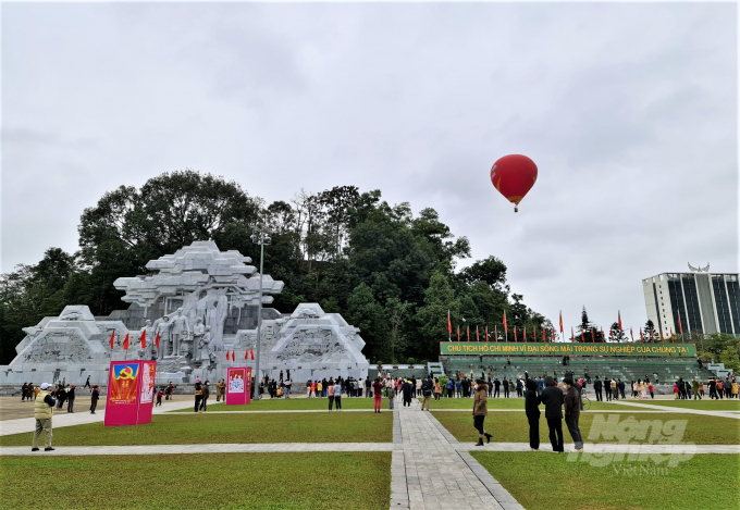 Hàng nghìn du khách và người dân đến quảng trường Nguyễn Tất Thành, thành phố Tuyên Quang để xem chương trình bay thử khinh khí cầu. Ảnh: Đào Thanh.