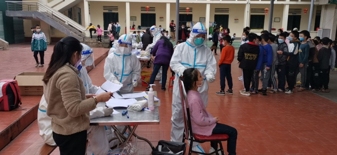 Các cơ sở y tế tổ chức lấy mẫu xét nghiệm Covid-19 cho các em học sinh trên địa bàn tỉnh Tuyên Quang. Ảnh: Tư liệu.