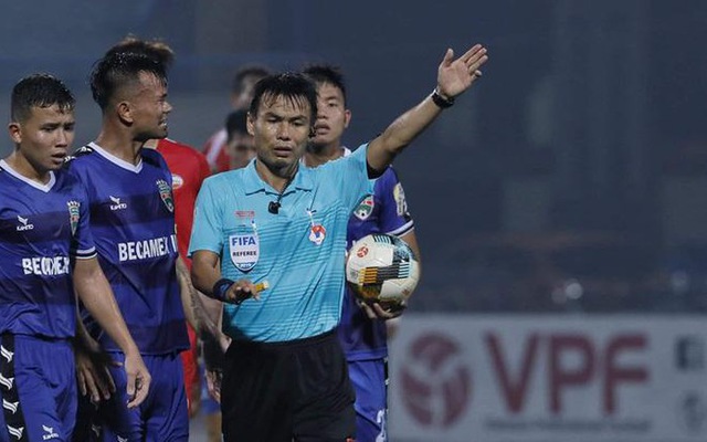 Trọng tài Trương Hồng Vũ bẻ còi khi hủy bàn thắng của Bình Dương trong trận gặp Viettel.
