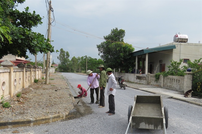 Làm đường giao thông nông thôn ở huyện Quảng Trạch (Quảng Bình).