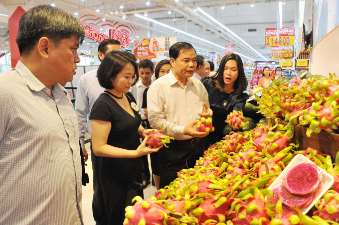Bộ trưởng Nguyễn Xuân Cường thăm siêu thị BigC tại Tiền Giang về tiêu thụ thanh long. Ảnh: Lê Hoàng Vũ.