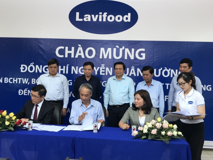 Lễ ký kết đồng hành với nông dân giữa Lavifood và các đối tác.