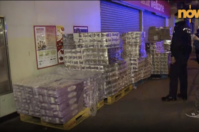 Khoảng 600 cuộn giấy vệ sinh đã bị đánh cắp từ bên ngoài một siêu thị ở Mong Kok vào sáng thứ Hai. Ảnh: Now TV.