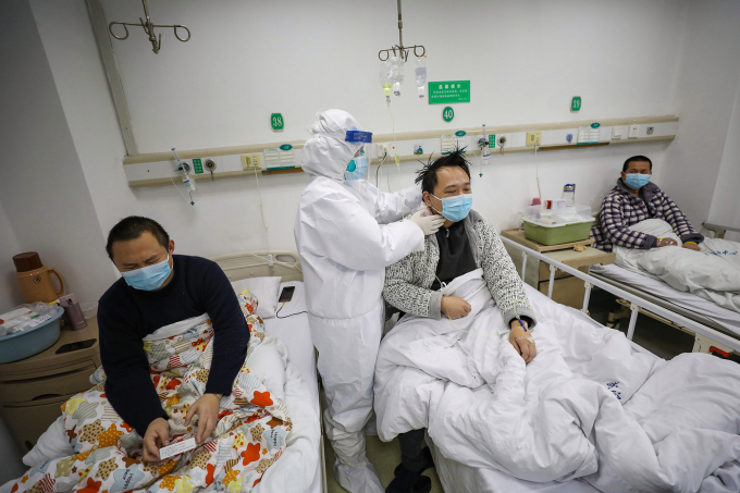 Việc thiếu điều trị kịp thời và nguồn lực bị quá tải của bệnh viện khiến nhân viên y tế Vũ Hán có tỷ lệ mắc bệnh nghiêm trọng cao hơn so với phần còn lại của đất nước. Ảnh minh họa: New York Times.