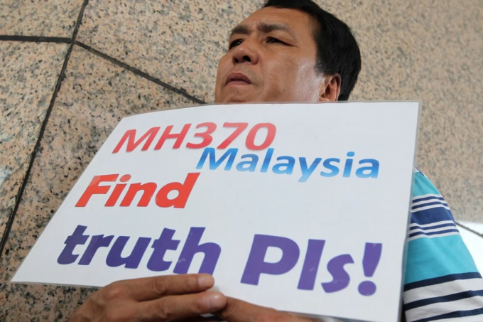 Người thân của hành khách MH370 vẫn đang chờ câu trả lời. Ảnh: SCMP.
