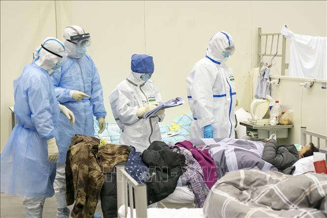 Nhân viên y tế điều trị cho bệnh nhân nhiễm COVID-19 tại bệnh viện dã chiến ở Vũ Hán, tỉnh Hồ Bắc, Trung Quốc. Ảnh: THX/TTXVN.