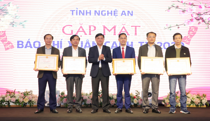 Đồng chí Thái Thanh Quý trao tặng Bằng khen cho 5 tập thể đã có nhiều thành tích trong hoạt động báo chí trên địa bàn tỉnh Nghệ An năm 2019. Ảnh: Thành Duy.