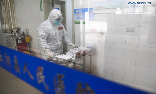 Một nhân viên y tế làm việc trong khu cách ly của Bệnh viện Nhân dân ở huyện Yunyang, phía tây nam Trung Quốc Trùng Khánh, ngày 5 tháng 2 năm 2020. Ảnh: Xinhua/Wang Quanchao.