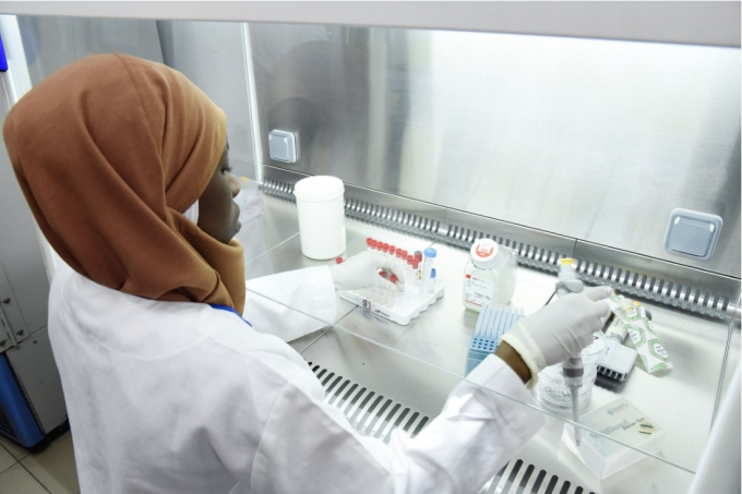 Một nhà khoa học nghiên cứu virus Corona tại Viện Pasteur ở Dakar, Sénégal. Ảnh: AFP.