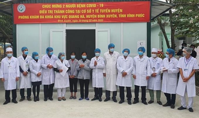 Đội ngũ y, bác sĩ của Phòng khám Đa khoa khu vực Quang Hà chúc mừng 2 bệnh nhận đã khỏi bệnh Covid-19. Ảnh: MC.
