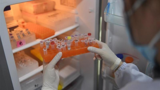 Một nhân viên chuẩn bị thuốc thử để kiểm tra chất lượng bộ kit xét nghiệm axit nucleic Covid-19. Ảnh: Liu Kun/Xinhua.