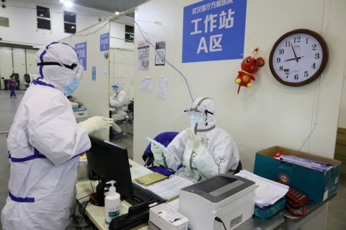Nhân viên y tế trong trang phục bảo vệ tại bệnh viện dã chiến cải tạo từ Trung tâm Hội nghị Parlor Vũ Hán. Ảnh: Reuters.
