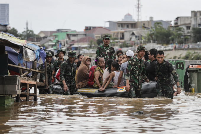 Quân đội giúp sơ tán cư dân Jakarta, Thủ đô Indonesia, trong trận lụt lịch sử. Ảnh: Mast Irham/EPA.