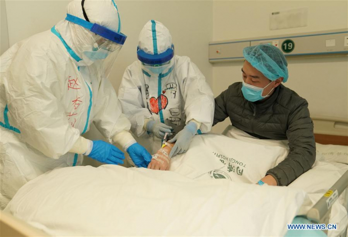 Nhân viên y tế tiêm thuốc cho bệnh nhân nhiễm Covid-19 tại Khoa chăm sóc đặc biệt của Bệnh viện Tongji ở Vũ Hán, tỉnh Hồ Bắc (Trung Quốc). Ảnh: Tân Hoa Xã.