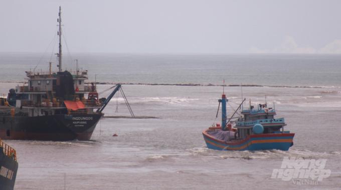 10 thuyền viên gặp nạn khi cập cảng Cửa Việt đã được cứu sống. Ảnh: Công Điền.