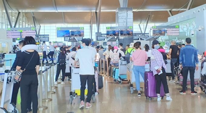 Sân bay quốc tế Cam Ranh đang giám sát chặt chẽ du khách Hàn Quốc đến với Cam Ranh. Ảnh: Đ.C.