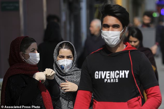Người dân Iran đeo khẩu trang đi lại trên đường phố Tehran. Ảnh: Daily Mail.