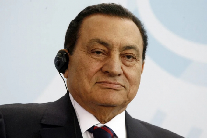 Cựu Tổng thống Ai Cập Hosni Mubarak chụp ảnh ở Đức. Ảnh: DPA.
