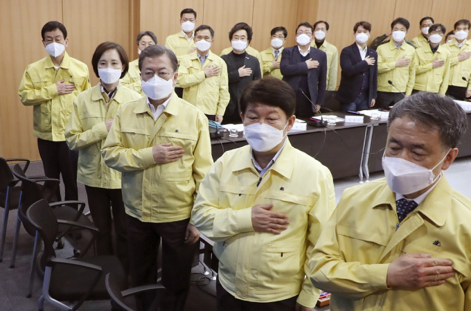 Tổng thống Hàn Quốc Moon Jae-in trong một cuộc họp chính phủ đặc biệt thảo luận các biện pháp ngăn chặn sự lây lan của virus Corona tại Tòa thị chính thành phố Daegu. Ảnh: Reuters.