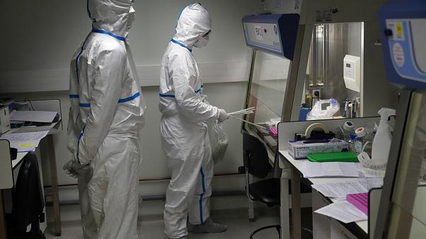 Các nhà khoa học Pháp nghiên cứu về virus Corona trong phòng thí nghiệm. Ảnh: Francois Mori/AP.