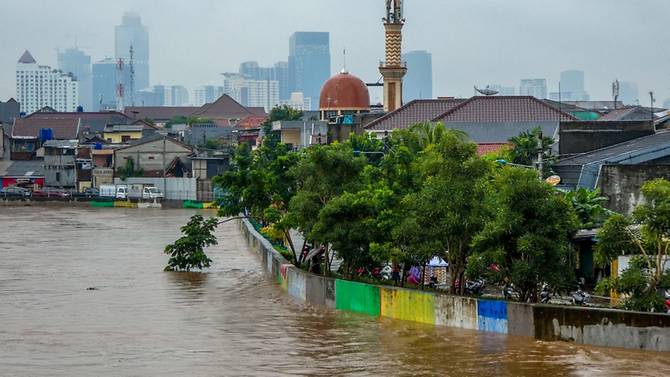 Hàng ngàn ngôi nhà bị ngập lụt sau trận mưa lớn ở Jakarta vào ngày 25/2/2020. Ảnh: Bay Ismoyo/AFP.