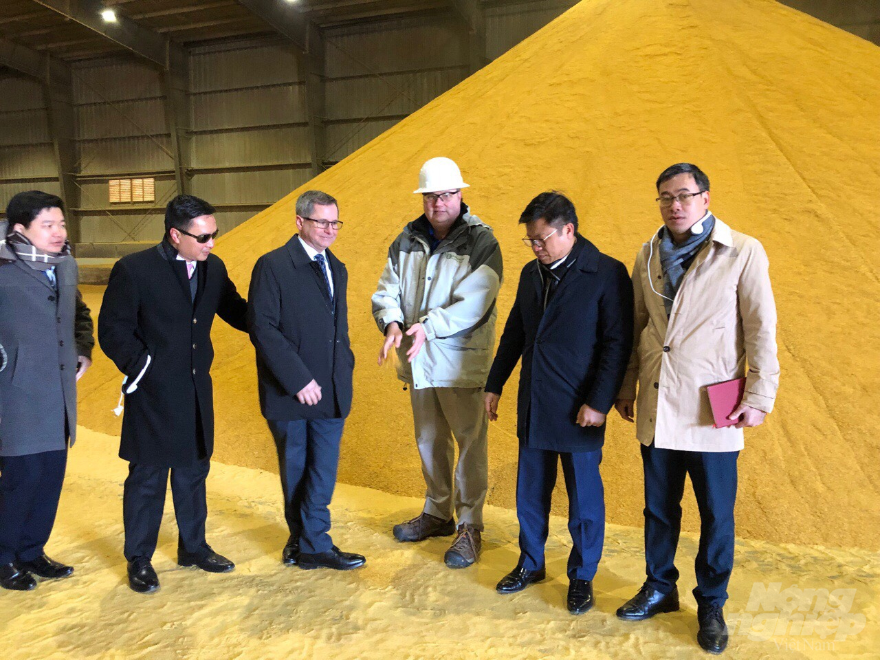 Bộ trưởng Nông nghiệp bang Nebraska Stenve Wellman (thứ 3 từ trái sang) cùng đoàn công tác Bộ NN-PTNT tham quan nhà máy sản xuất ethanol, bột bã ngô. Ảnh: Trần Cao.