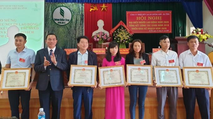 Phó Tổng giám đốc Tập đoàn CNCSVN trao tặng Bằng khen cho tập thể, người lao động có thành tích xuất sắc trong công tác năm 2019 cho các Cty cao su. Ảnh: Thanh Nga.