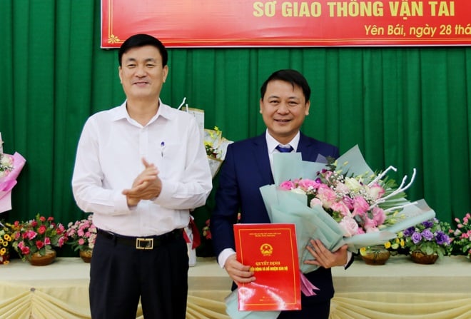 Ông Nguyễn Chiến Thắng- Phó Chủ tịch UBND tỉnh Yên Bái (trái) trao QĐ cho ông Trần Việt Dũng. Ảnh: Báo Yên Bái.