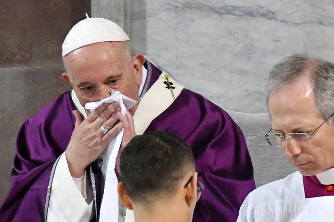 Giáo hoàng Francis bị ho và hắt hơi. Ảnh: Getty Images.