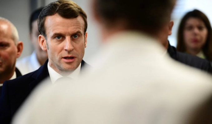 Tổng thống Pháp Emmanuel Macron nói chuyện với các bác sĩ khi ông đến thăm bệnh viện Pitié-Salpêtrière (Paris). Ảnh: AFP.